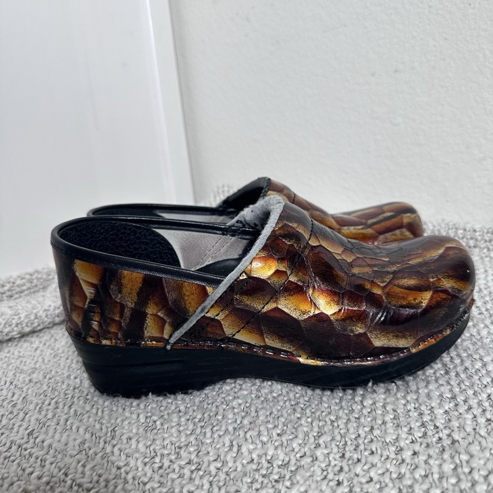 Dansko Womens Clog‎ Amber Brown Patent Leather Snake Animal Print Shoe 38